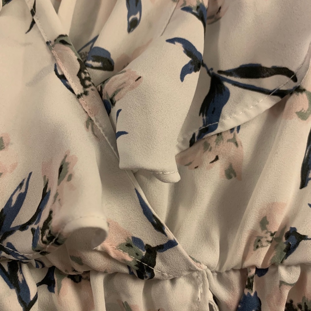 Size M white floral blouse
